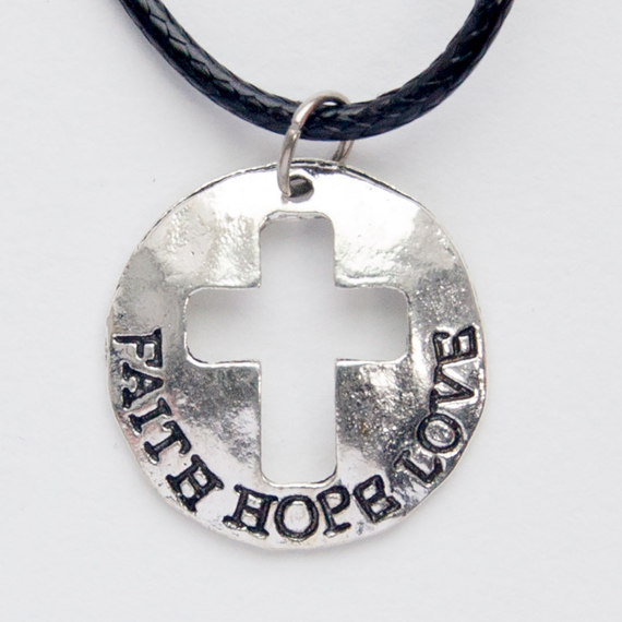 Кулон металлический на шнурке - Крест вырубка в круге (надпись - Faith Hope Love, под серебро)